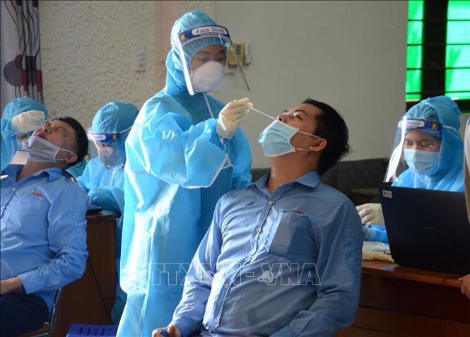 Trong ảnh: Trong sáng 15/7, lực lượng chức năng đã tiến hành xét nghiệm cho hơn 3.000 công nhân công ty TNHH Murata Manufacturing Việt Nam Đà Nẵng. Ảnh: Quốc Dũng - TTXVN