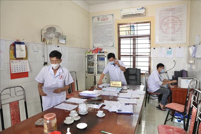 Trong ảnh: Nhân viên y tế xã Hoà Thạch triển khai công tác giám sát người trở về từ Thành phố Hồ Chí Minh và các trường hợp F2 trên địa bàn. Ảnh: Minh Quyết - TTXVN
