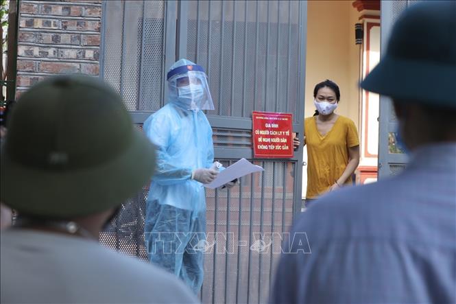 Trong ảnh: Ban chỉ đạo phòng, chống dịch COVID-19 xã Tân Phú đến kiểm tra, giám sát hộ gia đình có 2 trường hợp trở về từ Tp Hồ Chí Minh. Ảnh: Minh Quyết - TTXVN