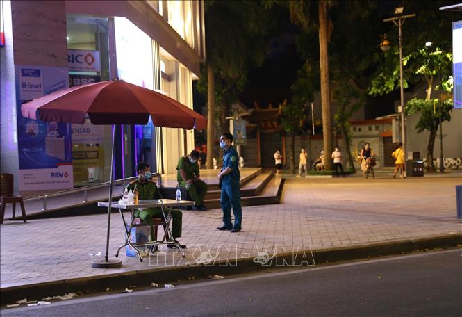 Trong ảnh: Lực lượng chức năng lập chốt tại phố Đoàn Trần Nghiệp. Ảnh: Hoàng Hiếu - TTXVN 