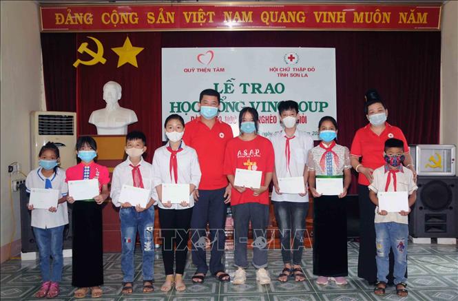 Trong ảnh: BTC trao học bổng cho các em học sinh nghèo vượt khó, học giỏi của Quỹ Thiện tâm - Tập đoàn Vingroup. Ảnh: Quang Quyết-TTXVN