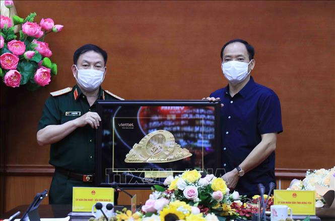 Trong ảnh: Thiếu tướng Lê Đăng Dũng, Tổng giám đốc Tập đoàn Công nghiệp – Viễn thông Quân đội (Viettel), tặng quà lưu niệm cho Chủ tịch UBND tỉnh Hưng Yên Trần Quốc Văn. Ảnh: Đinh Tuấn - TTXVN