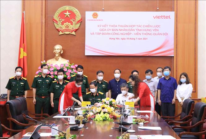 Trong ảnh: Đại diện hai bên tiến hành ký kết biên bản hợp tác trong việc xây dựng chính quyền điện tử, chuyển đổi số, đô thị thông minh và phát triển hạ tầng viễn thông trên địa bàn tỉnh Hưng Yên. Ảnh: Đinh Tuấn - TTXVN