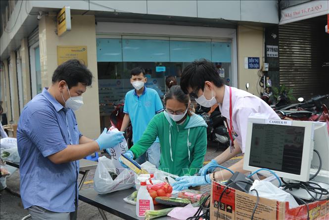 Trong ảnh: Chuẩn bị hàng hóa bán tại 