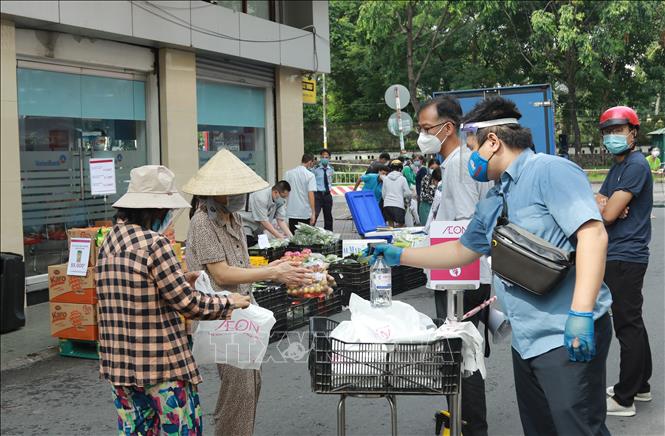 Trong ảnh: Người dân phải thực hiện các quy định về đảm bảo an toàn phòng, chống dịch COVID-19 trước khi vào khu vực mua sắm của “Phiên chợ lưu động” được tổ chức tại khu phố 3, phường 2, Quận 3, Thành phố Hồ Chí Minh. Ảnh: Quang Châu - TTXVN

