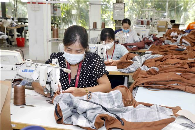 Trong ảnh: May hàng mẫu cho các hãng thời trang nước ngoài tại Công ty Maxport Hạ Đình, Thanh Xuân, Hà Nội. Ảnh: Trần Việt - TTXVN