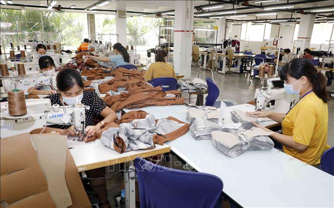 Trong ảnh: May hàng mẫu cho các hãng thời trang nước ngoài tại Công ty Maxport Hạ Đình, Thanh Xuân, Hà Nội. Ảnh: Trần Việt - TTXVN