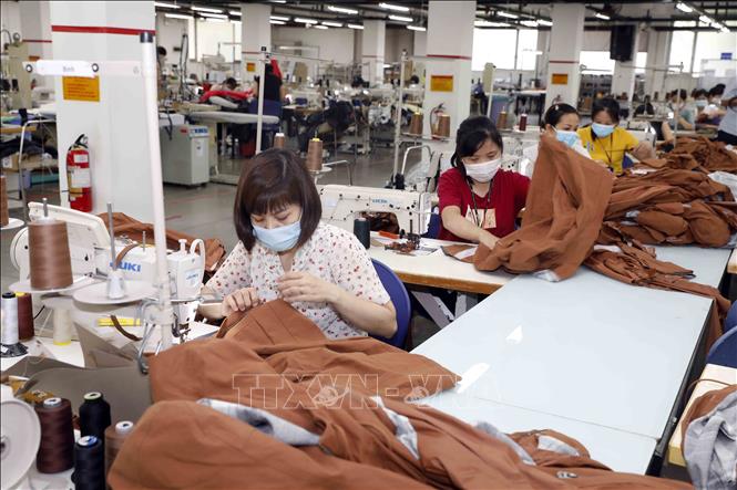Trong ảnh: May hàng mẫu cho các hãng thời trang nước ngoài tại Công ty Maxport Hạ Đình, Thanh Xuân, Hà Nội. Ảnh: Trần Việt - TTXVN