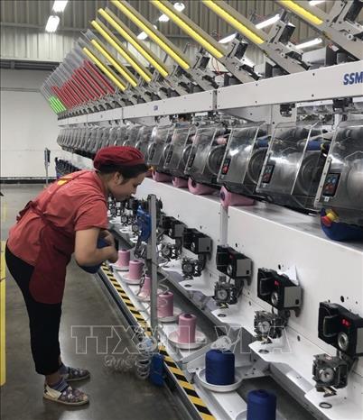 Công nhân Công ty Gunzetal Việt Nam vẫn làm việc chăm chỉ 