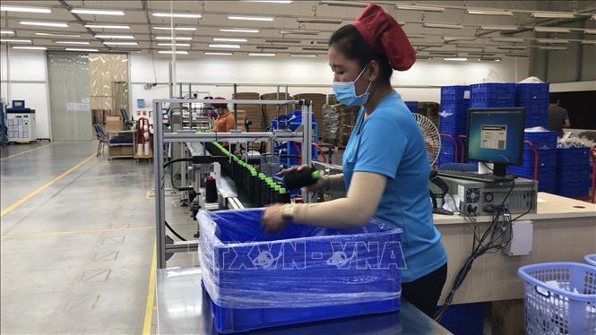 Công nhân Công ty Gunzetal Việt Nam lên dây chuyền sản xuất đảm bảo đầy đủ các vị trí công việc