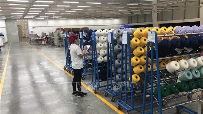 Công nhân Công ty Gunzetal Việt Nam lên dây chuyền sản xuất đảm bảo đầy đủ các vị trí công việc