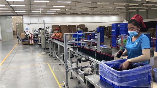 Công nhân Công ty Gunzetal Việt Nam lên dây chuyền sản xuất đảm bảo đầy đủ các vị trí công việc