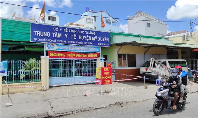 Trung tâm Y tế huyện Mỹ Xuyên (Sóc Trăng) bị phong tỏa ngày 17/7. Ảnh: Chanh Đa-TTXVN