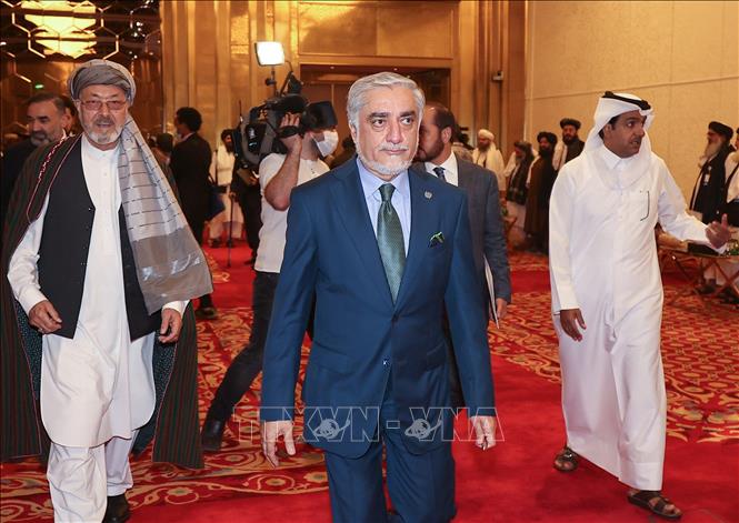Trong ảnh: Cựu Chủ tịch Hội đồng Hòa giải dân tộc tối cao Abdullah Abdullah (giữa), đại diện phái đoàn Chính phủ Afghanistan tới cuộc đàm phán với đại diện phái đoàn Taliban tại Doha, Qatar ngày 17/7/2021. Ảnh: AFP/TTXVN
