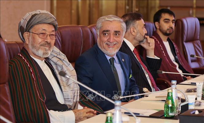 Trong ảnh: Cựu Chủ tịch Hội đồng Hòa giải dân tộc tối cao Abdullah Abdullah (thứ 2, trái), đại diện phái đoàn Chính phủ Afghanistan tham dự cuộc đàm phán với đại diện phái đoàn Taliban ở Doha, Qatar ngày 17/7/2021. Ảnh: AFP/TTXVN