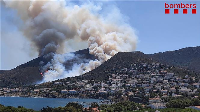 Trong ảnh: Khói bốc lên từ các đám cháy rừng tại  Costa Brava, Tây Ban Nha, ngày 17/7/2021. Ảnh: AFP/TTXVN