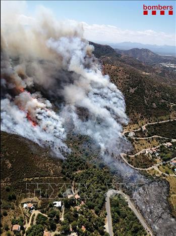 Trong ảnh: Khói bốc lên từ các đám cháy rừng tại  Costa Brava, Tây Ban Nha, ngày 17/7/2021. Ảnh: AFP/TTXVN