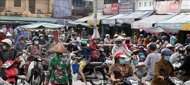 Trong ảnh: Người dân đổ xô đi mua hàng hóa tại Chợ Gà, phường Vĩnh Thanh Vân, thành phố Rạch Giá (Kiên Giang). Lê Huy Hải - TTXVN