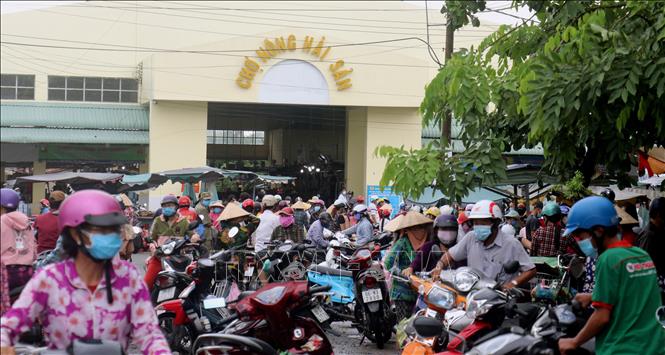 Trong ảnh: Người dân đi mua hàng hóa tại Chợ nông hải sản, phường Vĩnh Quang, thành phố Rạch Giá (Kiên Giang). Ảnh: Lê Huy Hải - TTXVN