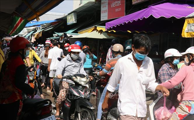 Trong ảnh: Người dân đổ xô đi mua hàng hóa tại chợ Bắc Sơn, phường Vĩnh Lạc, thành phố Rạch Giá (Kiên Giang). Ảnh: Lê Huy Hải - TTXVN