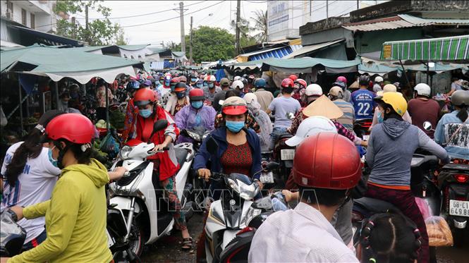 Trong ảnh: Người dân chen chút đi mua hàng hóa tại Chợ nông hải sản, phường Vĩnh Quang, thành phố Rạch Giá (Kiên Giang). Ảnh: Lê Huy Hải - TTXVN