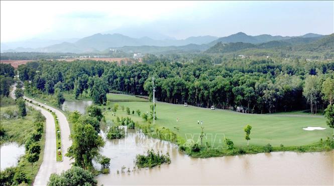 Trong ảnh: Đối với khách chơi golf đến từ ngoài địa bàn tỉnh Vĩnh Phúc phải có Giấy chứng nhận đã tiêm vắc xin hoặc xác nhận âm tính SARS-COV-2 (trong thời hạn 03 ngày gần nhất). Sân golf tại khu vực hồ Đại Lải, thành phố Phúc Yên, Vĩnh Phúc.  Ảnh: Hoàng Hùng - TTXVN