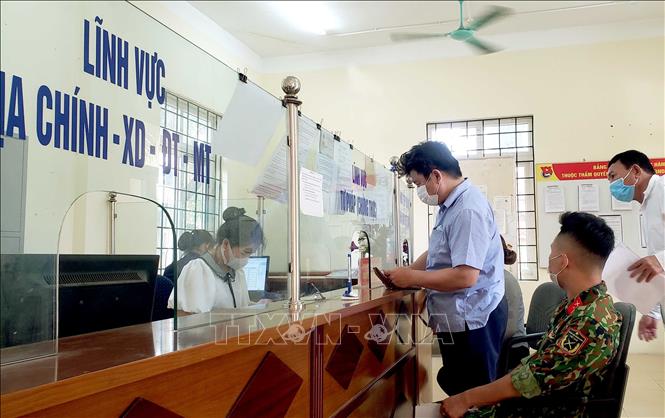 Trong ảnh: Người dân tại bộ phận một cửa UBND phường Khai Quang, thành phố Vĩnh Yên, Vĩnh Phúc. Ảnh: Hoàng Hùng - TTXVN