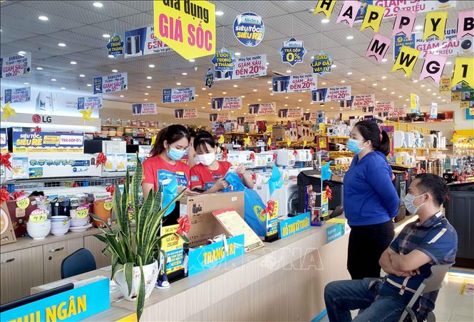 Trong ảnh: Các Trung tâm thương mại, siêu thị, chợ, cơ sở kinh doanh tại Vĩnh Phúc được yêu cầu kí cam kết và xây dựng phương án phòng, chống dịch Covid-19 chi tiết. Ảnh: Hoàng Hùng - TTXVN