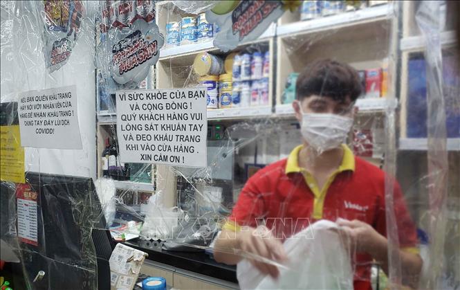 Trong ảnh: Siêu thị Vinmark tại đường Tôn Đức Thắng thành phố Vĩnh Yên đề nghị khách thực hiện đeo khẩu trang phòng, chống dịch Covid-19 khi mua hàng.  Ảnh: Hoàng Hùng - TTXVN