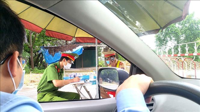 Trong ảnh: Các khu, điểm du lịch, di tích, danh thắng không đón, phục vụ khách ngoại tỉnh. Lái xe tại Vĩnh Phúc khai báo y tế tại chốt kiểm soát dịch COVID -19 trên đường lên khu du lịch Tam Đảo. Ảnh: Hoàng Hùng - TTXVN