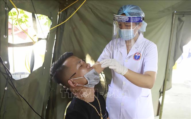 Trong ảnh: Đối với khách chơi golf đến từ ngoài địa bàn tỉnh Vĩnh Phúc phải có Giấy chứng nhận đã tiêm vắc xin hoặc xác nhận âm tính SARS-COV-2 (trong thời hạn 03 ngày gần nhất). Thực hiện test nhanh COVID -19 cho khách du lịch ngoại tỉnh đến sân golf Tam Đảo. Ảnh: Hoàng Hùng - TTXVN

