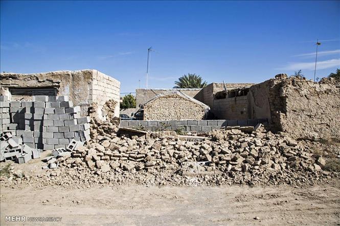 Trong ảnh: Một căn nhà bị sập sau động đất ở thành phố miền nam Khonj, tỉnh Fars, Iran. Ảnh: MNA/TTXVN