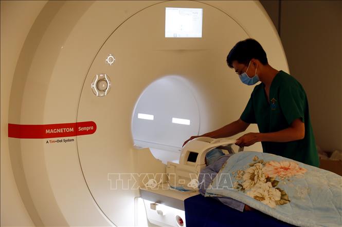 Máy chụp cộng hưởng từ (MRI) 1.5 Tesla giúp phát hiện sớm các bệnh liên quan hệ thần kinh, bệnh lý vùng bụng, tim mạch, cơ, xương, khớp, ung bướu... Ảnh: Nam Sương - TTXVN