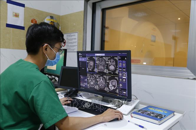 Chẩn đoán hình ảnh bằng công nghệ cao. Ảnh: Nam Sương - TTXVN