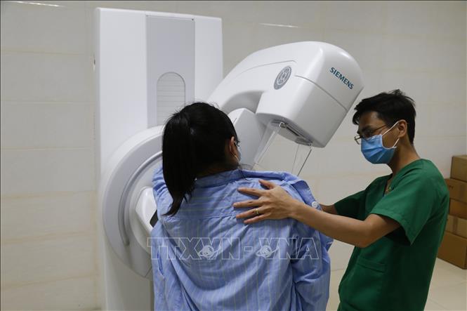 Ứng dụng công nghệ cao giúp phát hiện sớm các bệnh ung thư ở nữ giới. Ảnh: Nam Sương - TTXVN