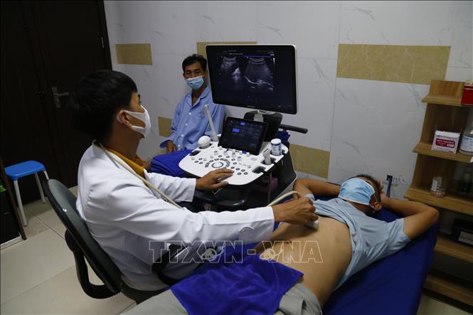 Hàng ngày, bệnh viện tiếp đón khoảng trên 500 lượt người bệnh tới khám nội, ngoại trú. Ảnh: Nam Sương - TTXVN