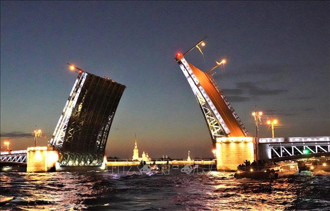 Trong ảnh: Hình ảnh hai cánh cầu rộng mở từ lâu đã là biểu tượng của thành phố St. Petersburg. Cầu được xây dựng đầu thế kỷ 20 với phần kết cấu thép nặng 7770 tấn, dài 250m, mỗi cánh cầu mở có trọng lượng 700 tấn. Ảnh: Duy Trinh - PV TTXVN tại Nga
