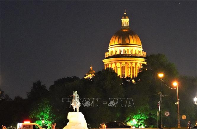 Trong ảnh: Tượng Piotr Đại đế và Nhà thờ thánh Issac, những biểu tượng của St. Petersburg về đêm. Ảnh: Duy Trinh - PV TTXVN tại Nga
