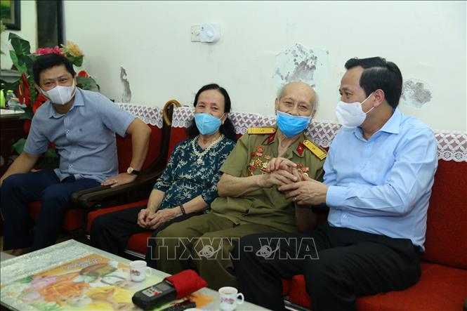 Trong ảnh: Bộ trưởng Bộ Lao động - Thương binh và Xã hội Đào Ngọc Dung thăm hỏi gia đình thương binh 81% Nguyễn Tường Vĩnh (Số 16, ngõ 29, Nguyễn Chí Thanh, tổ 10, phường Ngọc Khánh, quận Ba Đình). Ảnh: Hoàng Hiếu - TTXVN