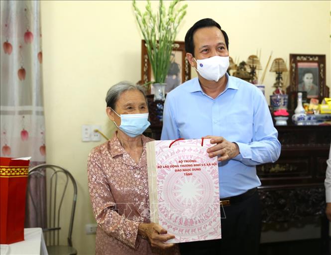 Trong ảnh: Bộ trưởng Bộ Lao động - Thương binh và Xã hội Đào Ngọc Dung tặng quà cho bà Đỗ Thị Hành (là vợ liệt sĩ Nguyễn Văn Thuyết, tổ 19, phường Thượng Thanh, quận Long Biên). Ảnh: Hoàng Hiếu - TTXVN