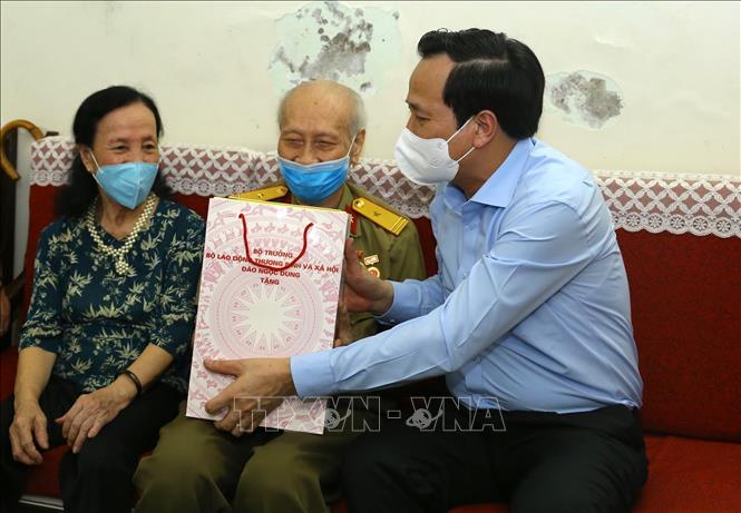 Trong ảnh: Bộ trưởng Bộ Lao động - Thương binh và Xã hội Đào Ngọc Dung tặng quà gia đình thương binh 81% Nguyễn Tường Vĩnh (Số 16, ngõ 29, Nguyễn Chí Thanh, tổ 10, phường Ngọc Khánh, quận Ba Đình). Ảnh: Hoàng Hiếu - TTXVN