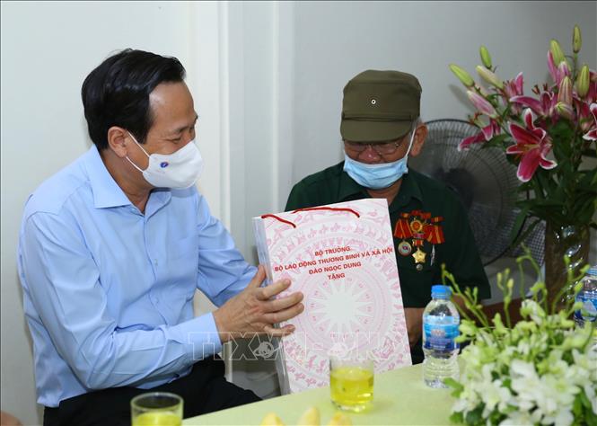 Trong ảnh: Bộ trưởng Bộ Lao động - Thương binh và Xã hội Đào Ngọc Dung tặng quà thương binh 81% Phạm Đình Thi (tổ 18, phường Thượng Thanh, quận Long Biên). Ảnh: Hoàng Hiếu - TTXVN