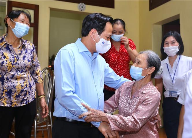 Trong ảnh: Bộ trưởng Bộ Lao động - Thương binh và Xã hội Đào Ngọc Dung thăm hỏi bà Đỗ Thị Hành (là vợ liệt sĩ Nguyễn Văn Thuyết, tổ 19, phường Thượng Thanh, quận Long Biên). Ảnh: Hoàng Hiếu - TTXVN