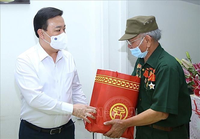 Trong ảnh: Phó Chủ tịch UBND Thành phố Hà Nội Chử Xuân Dũng tặng quà thương binh Phạm Đình Thi (tổ 18, phường Thượng Thanh, Quận Long Biên). Ảnh: Hoàng Hiếu - TTXVN