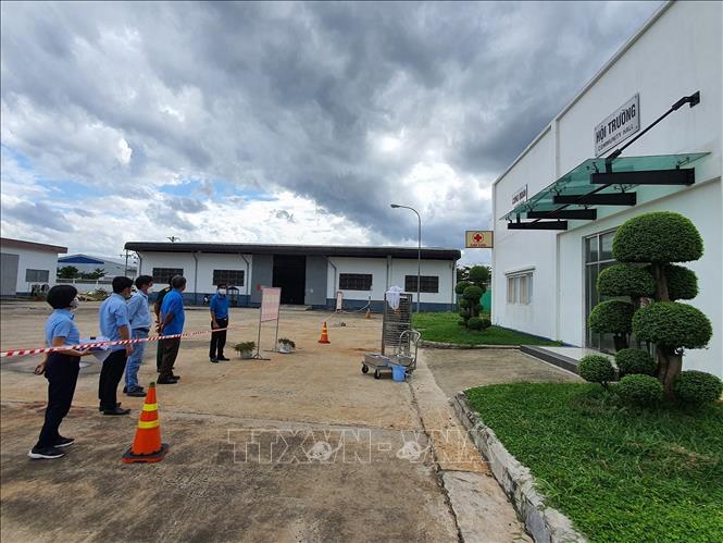 Trong ảnh: Tăng quà cho công nhân lao động đang cách ly. Ảnh: K GỬIH-TTXVN