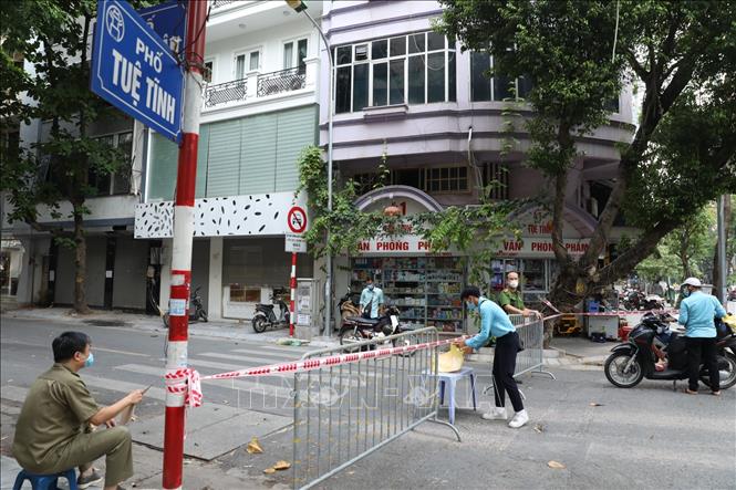 Trong ảnh: Ngày 19/7/2021, lực lượng chức năng tiến hành phong toả tạm thời phố Bùi Thị Xuân phục vụ công tác rà soát, kiểm soát dịch COVID-19. Ảnh: Minh Quyết - TTXVN