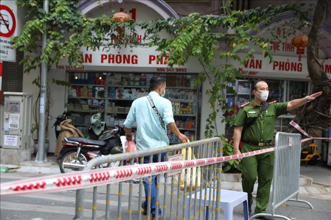 Trong ảnh: Ngày 19/7/2021, lực lượng chức năng tiến hành phong toả tạm thời phố Bùi Thị Xuân phục vụ công tác rà soát, kiểm soát dịch COVID-19. Ảnh: Minh Quyết - TTXVN