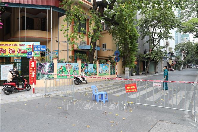 Trong ảnh: Ngày 19/7/2021, lực lượng chức năng tiến hành phong toả tạm thời phố Bùi Thị Xuân phục vụ công tác rà soát, kiểm soát dịch COVID-19. Ảnh: Minh Quyết - TTXVN