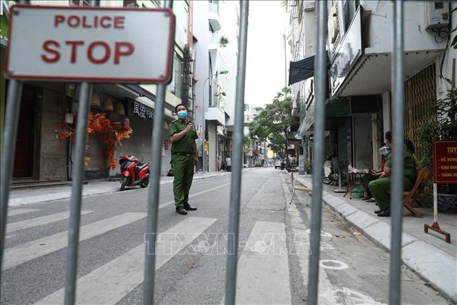 Trong ảnh: Ngày 19/7/2021, lực lượng chức năng tiến hành phong toả tạm thời phố Bùi Thị Xuân phục vụ công tác rà soát, kiểm soát dịch COVID-19. Ảnh: Minh Quyết - TTXVN
