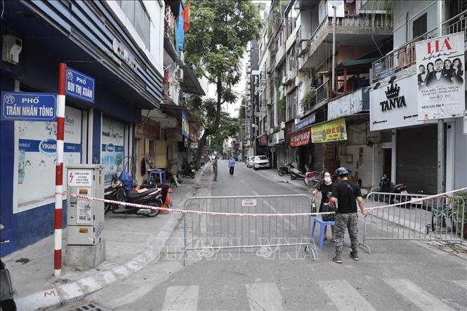 Trong ảnh: Ngày 19/7/2021, lực lượng chức năng tiến hành phong toả tạm thời phố Bùi Thị Xuân phục vụ công tác rà soát, kiểm soát dịch COVID-19. Ảnh: Minh Quyết - TTXVN